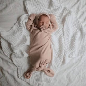 Mushie | Ribbed Baby Bonnet - Blush (0-3 MONTHS)