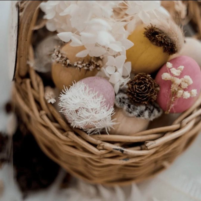 Qtoys | 12 Wooden Eggs in Basket - Image 5