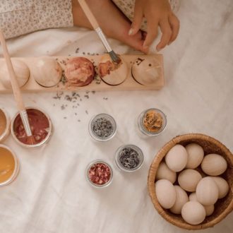 Qtoys | 12 Wooden Eggs in Basket