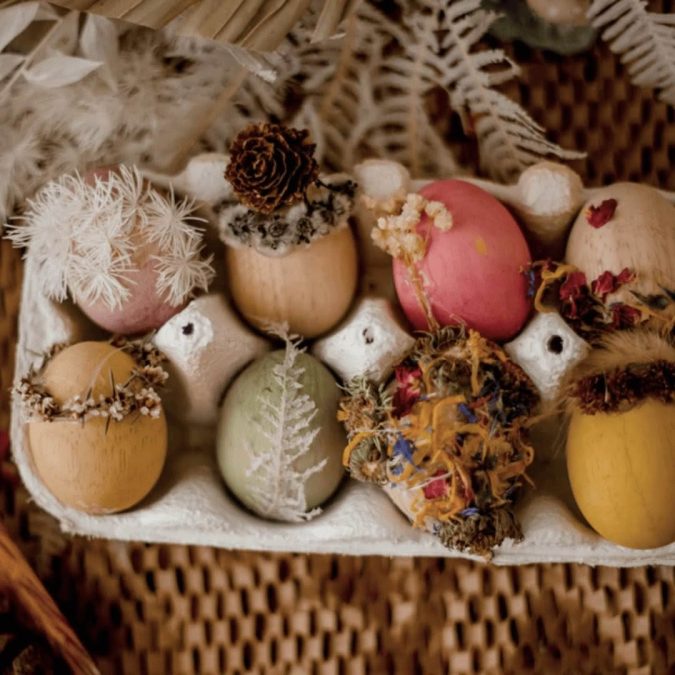 Qtoys | 12 Wooden Eggs in Basket - Image 4