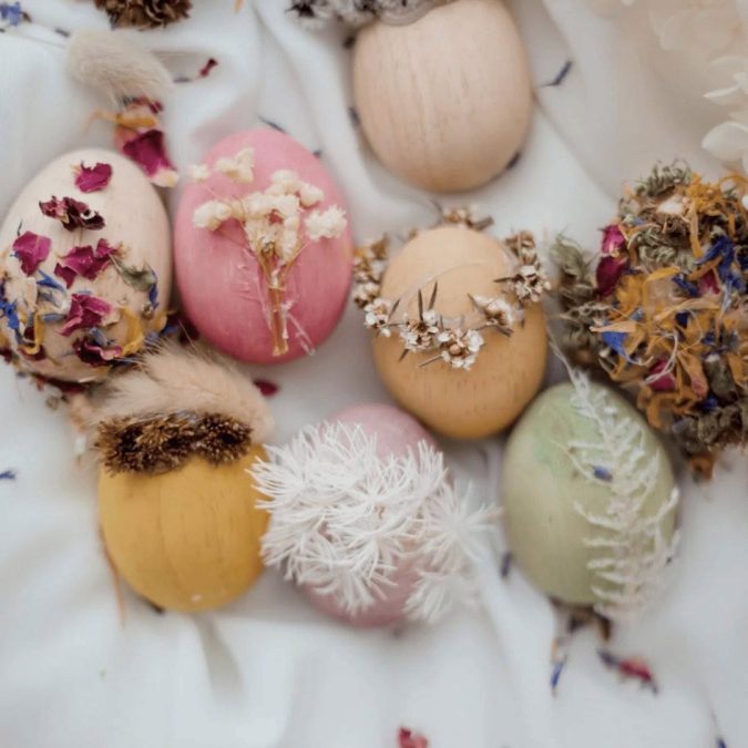 Qtoys | 12 Wooden Eggs in Basket - Image 3